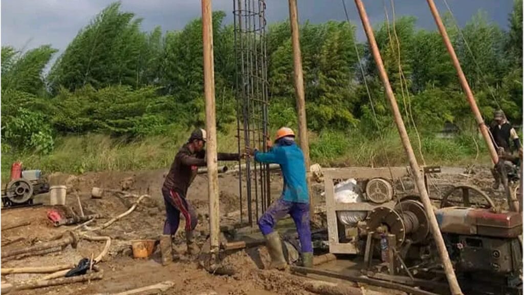 Proses bore pile gawangan proyek pondasi rumah di Jawa Timur oleh Qilatara Jaya Pondasi